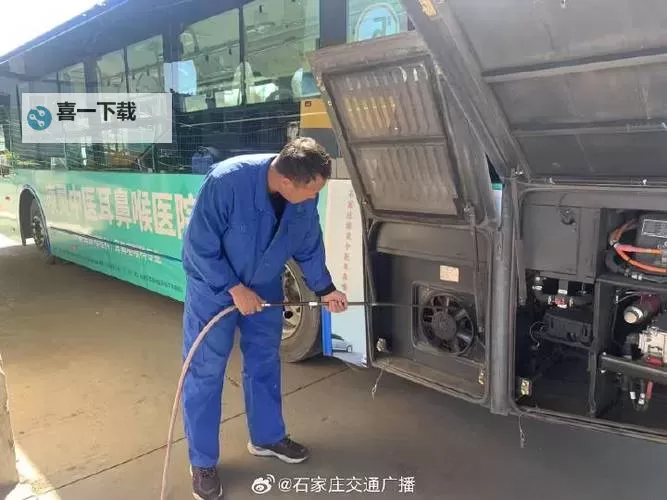 在公交车里做运动：轻松保持健康的小技巧图1