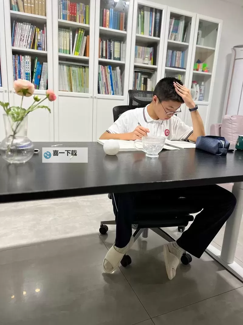 坐在叔叔的巨大写作业旁边的奇妙时光图1