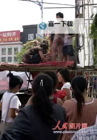 裸体美女姐姐直播引热议:真情展现自然之美图1