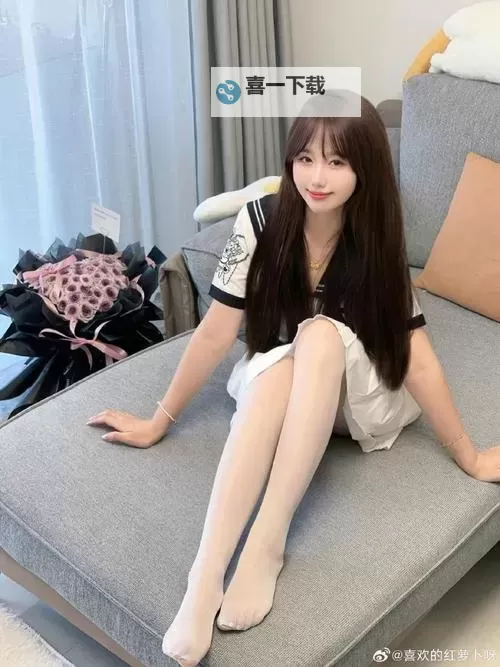 白丝在线：极致魅力的丝袜穿搭指南图1