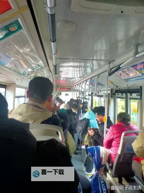 坐公交车最后一排的农民工：城市边缘的坚韧身影图1