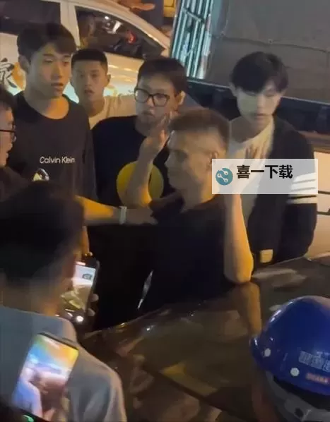 醉驾男子撞翻车又爬回车内酣睡:荒唐至极的夜间闹剧图1