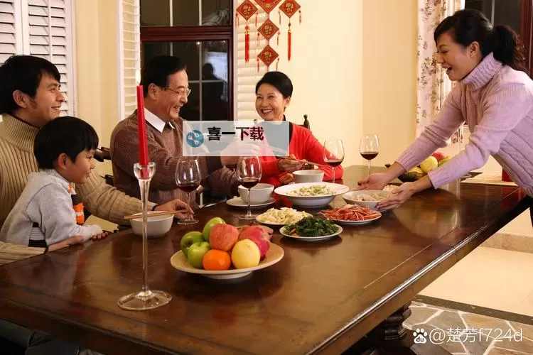 在客厅里吃我的奶：温馨家庭时光的真实写照图1