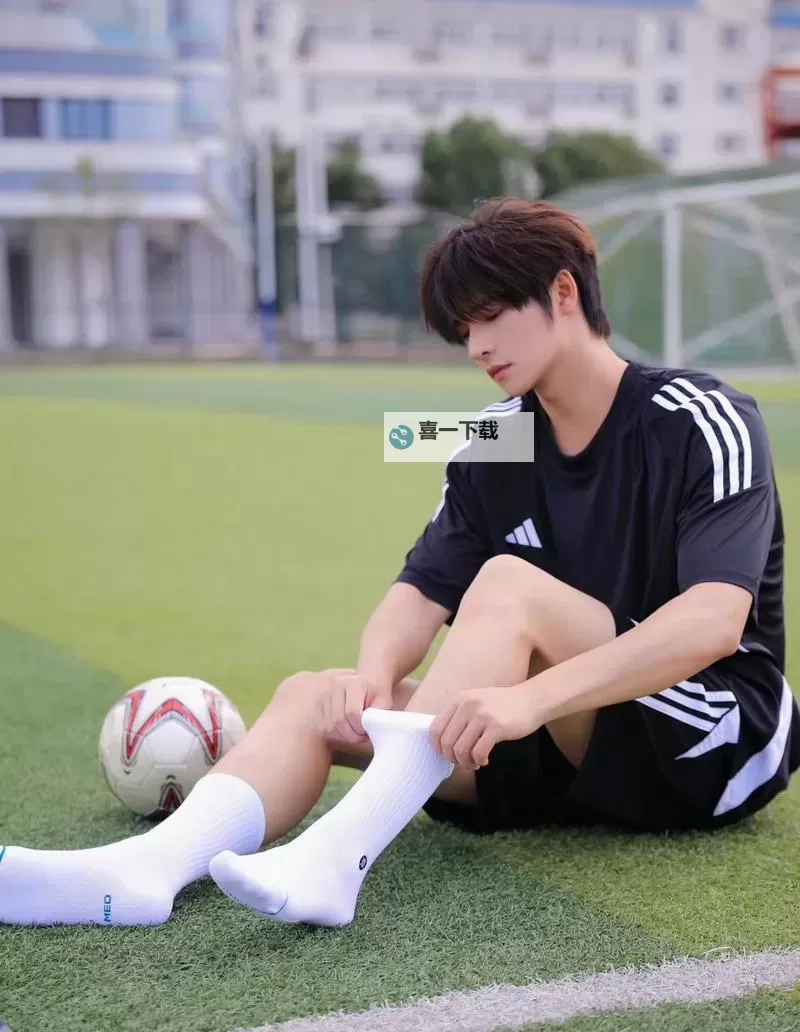 黄色白袜猛男体育生TOP猛一:激情竞技的青春风采图1