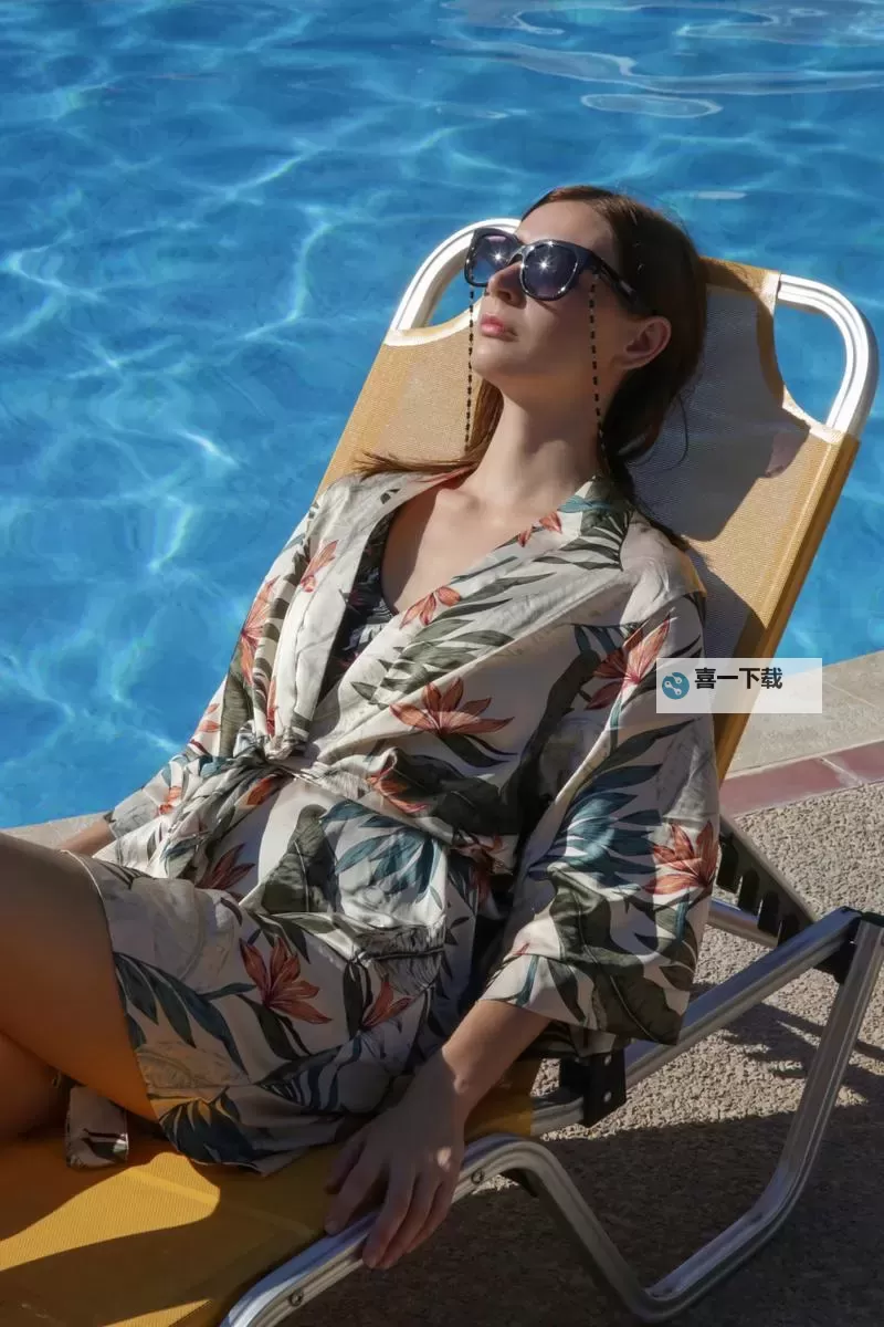 自然优雅:女性裸色泳衣展现动人魅力图1