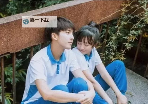 美女和男生一起差差差：青春校园的甜蜜瞬间图1