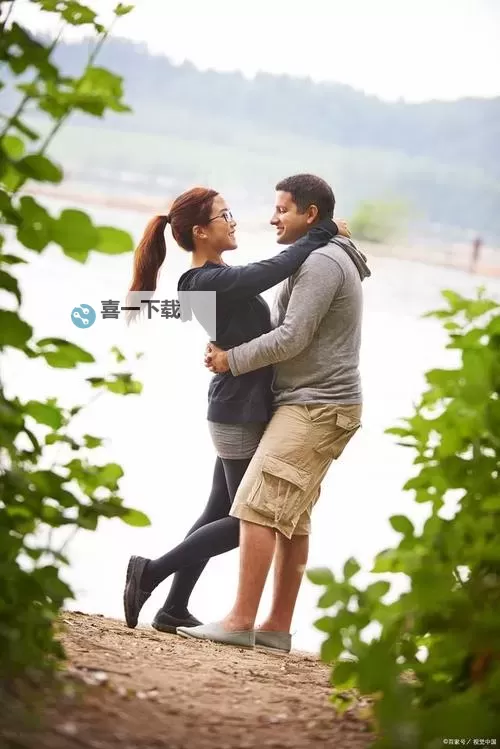 女生和男生一起抱差差差的视频：甜蜜互动温馨感人瞬间图1