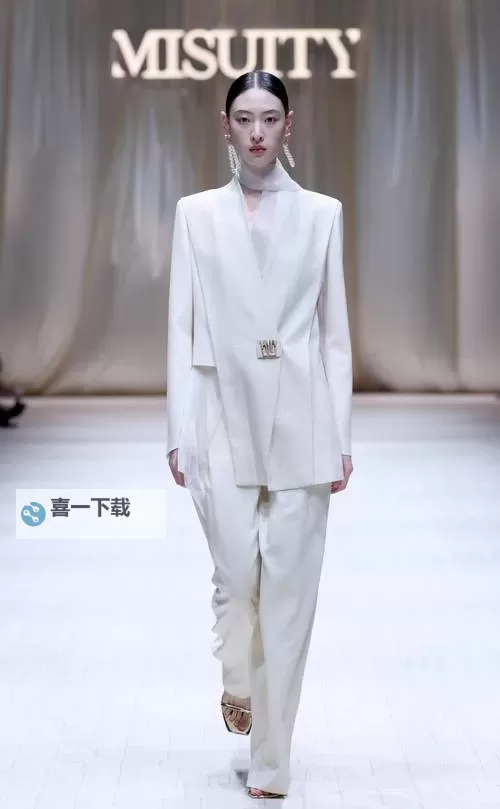 揭秘中国见头最多的走秀视频：时尚盛宴的精彩瞬间图1