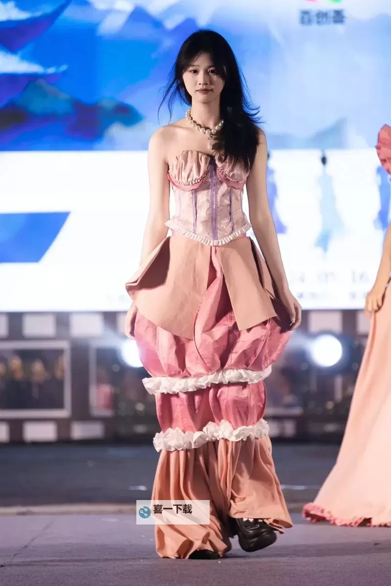 揭秘中国见头最多的走秀视频：时尚界的精彩瞬间图1