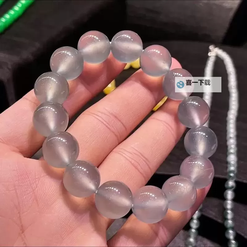 2就粒翡翠老珠中间放什么珠好看：完美搭配指南图1