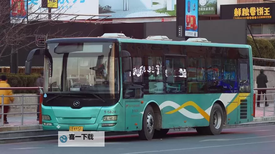 摇摇晃晃公交车XX5：城市中的一道奇幻风景线图1