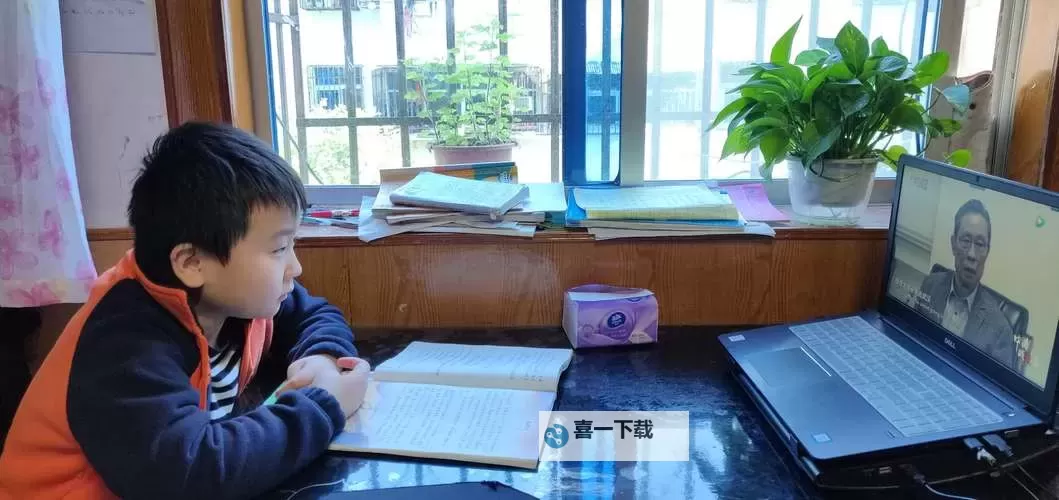 奇趣分享：坐在学长的巧克力棒上写作业视频大揭秘！图1