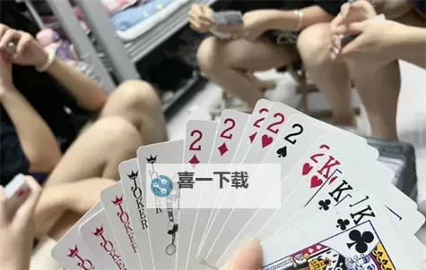 高清图片:温馨卧室床上打扑克的惬意时光图1