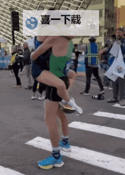 爆笑精选！真人情侣剧烈做运动的表情包火爆全网图1