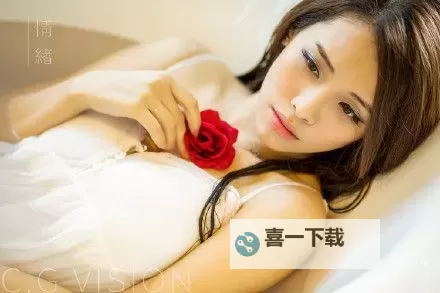 校花在下面水中翩翩起舞的梦幻瞬间图1