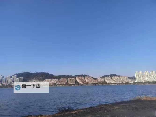 又大又长又租高湖:探索自然奇观的壮丽景色图1