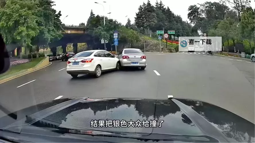 在车里缓慢而有力的撞着:激情的轧动时刻图1