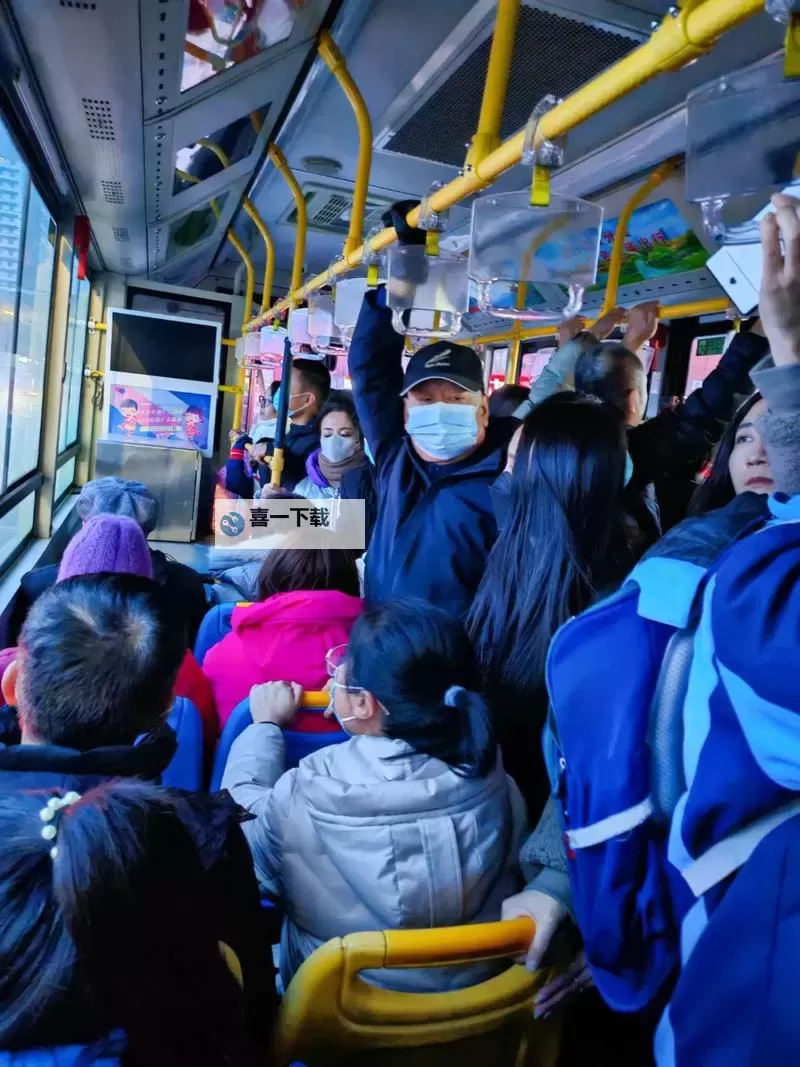 在公交车最后一排被多人围堵的奇异瞬间图1