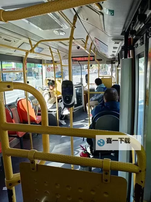 坐公交车居然弄了2个小车振,奇闻趣事揭秘图1