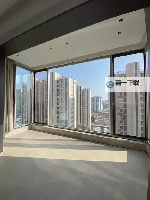 在落地玻璃窗前做视频：打造迷人都市景观拍摄场景图1