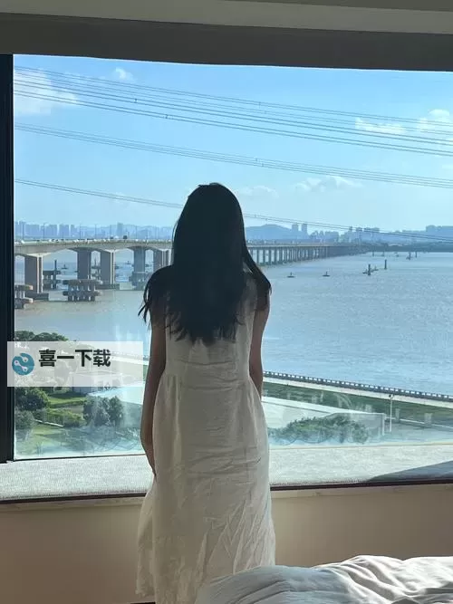 在落地玻璃窗C乳:都市生活中的隐秘角落图1