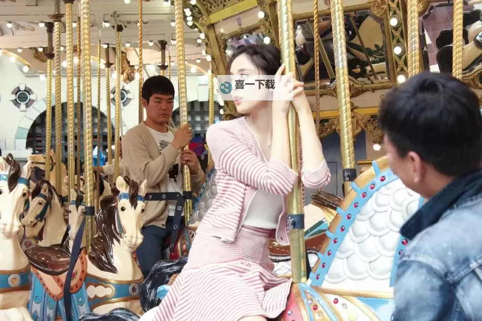 坐在木马上写作业高V:童趣中的智慧成长图1