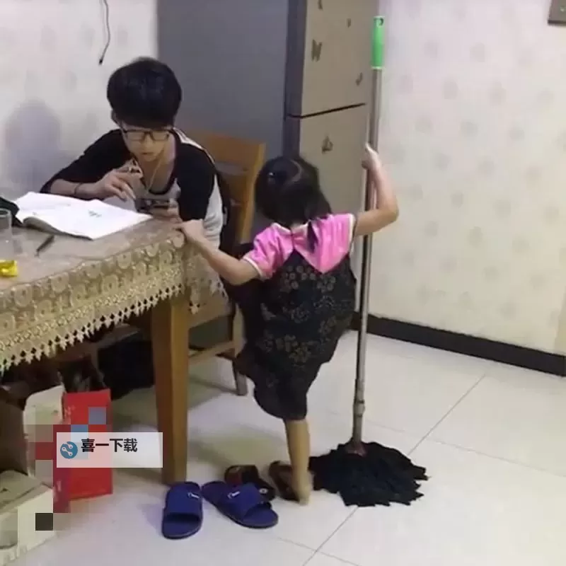 奇趣童话：我竟然坐在哥哥的棍子上写作业图1