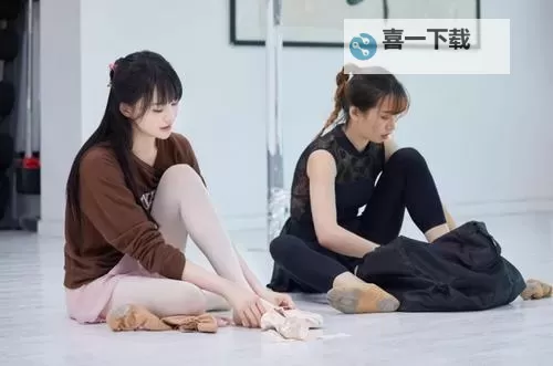 郑爽展现优雅身姿：精彩跳芭蕾舞瞬间尽展迷人风采图1