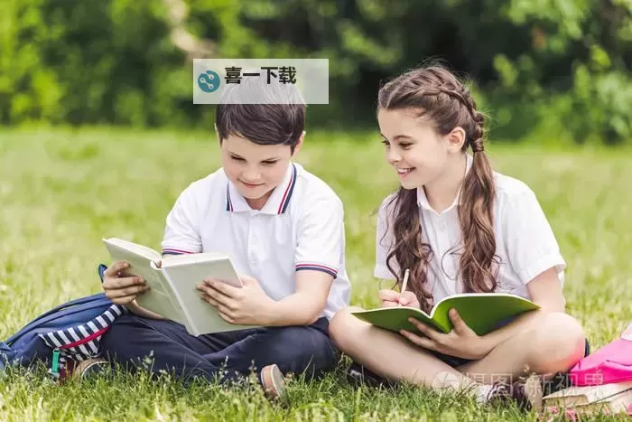 奇趣时光:坐在木马的木棒上写作业的童趣瞬间图1