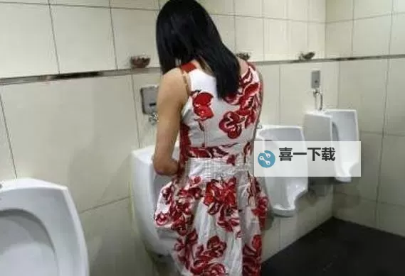 沟厕欣赏女沟厕撒尿：都市角落里的别样风景图1