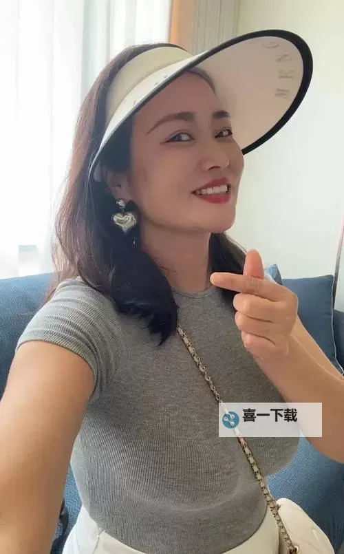 偷窥自拍之亚洲熟女:真实瞬间尽在镜头之中图1