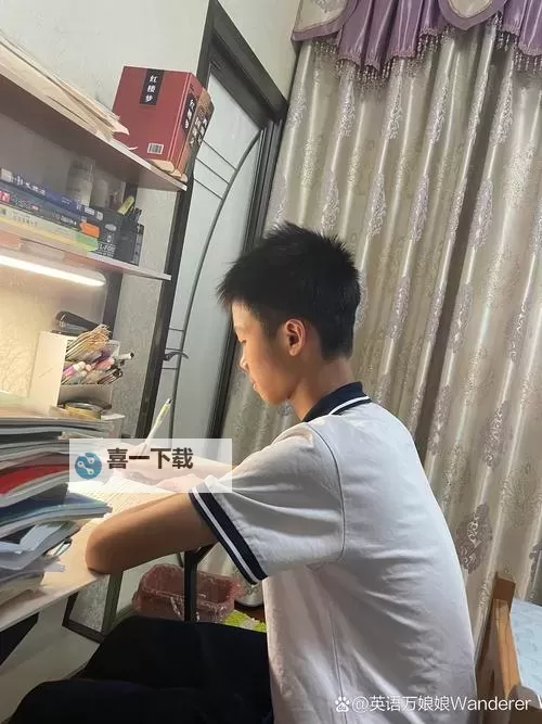 视频揭秘：女生坐在学长的棒棒上写作业全过程图1