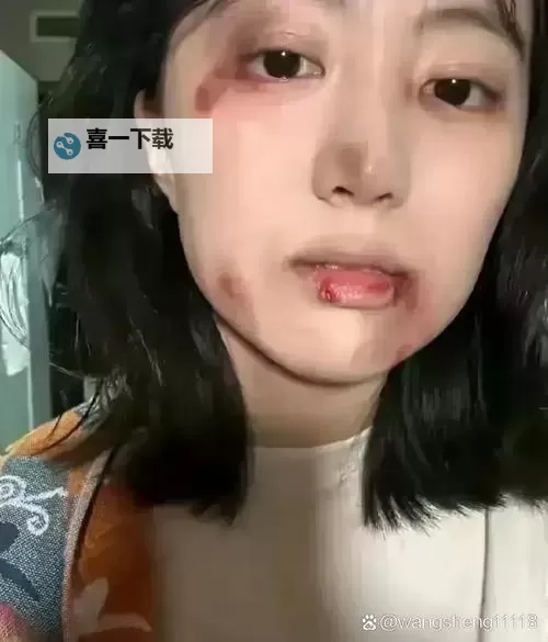 精神小妹吐口水扇耳光事件引发热议图1