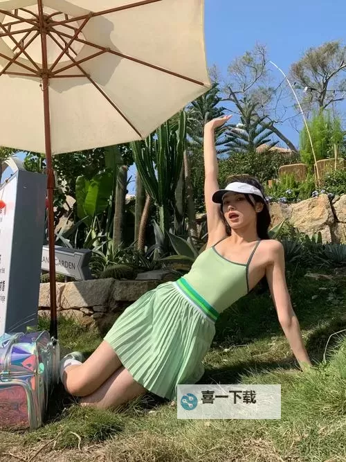 在裙子里面运动：时尚与活力的完美融合图1