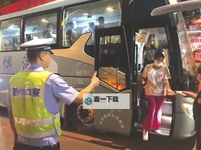 长途汽车最后一排的陌生人：意外的旅程邂逅图1