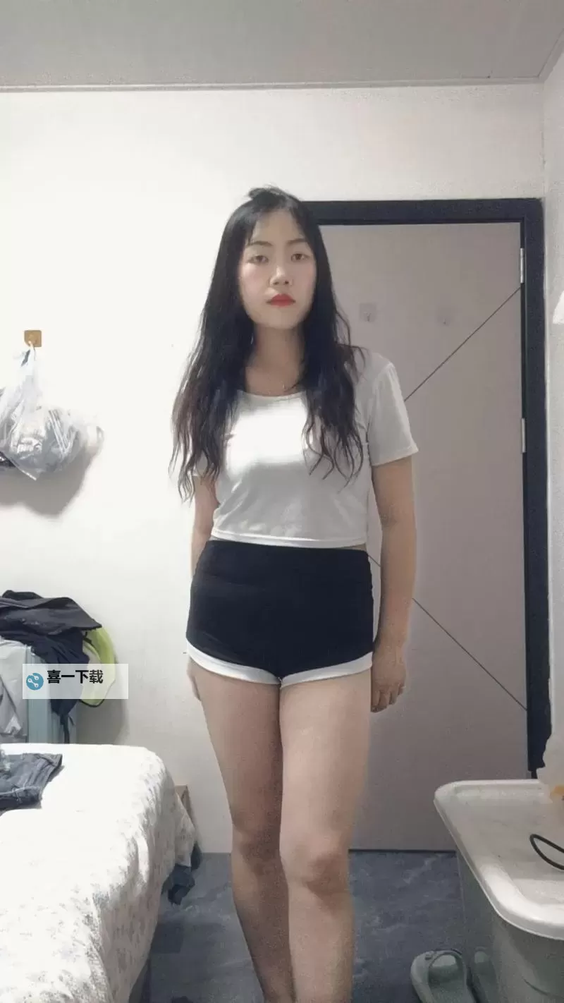 夏日街角的温暖日常：胖女热久久wwww的笑声与成长图1