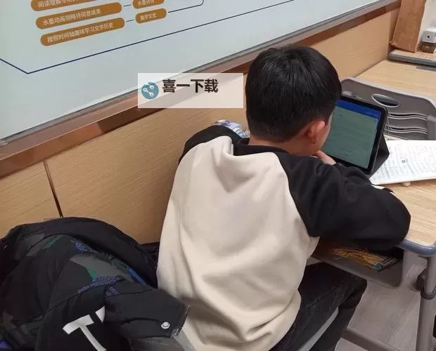 校园日常剧场:坐在学长的紫根上写作业视频,记录成长与搞笑的学习时光图1